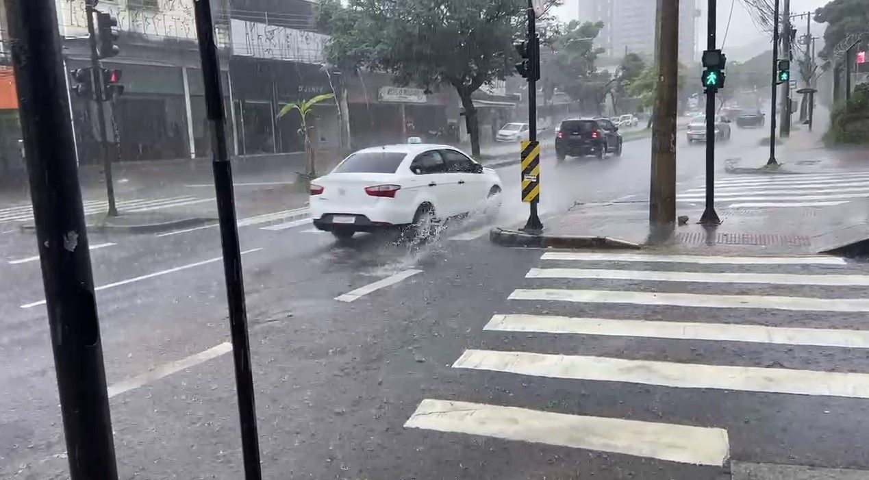 'Perigo': 522 cidades de MG estão sob alerta laranja de chuva intensa com ventos até de 100 km/h