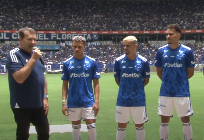 Pedrinho se emociona e é ovacionado por torcedores do Cruzeiro no Mineirão