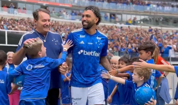 Pedro Lourenço se emociona em discurso para Gabigol no Cruzeiro: ‘Dia mais feliz da vida’
