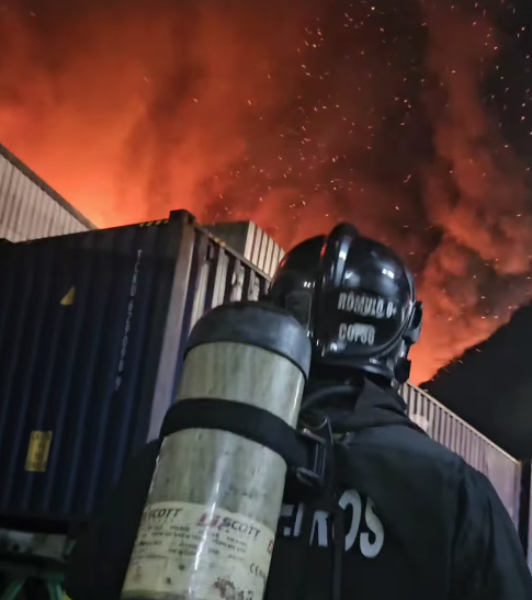 Vídeo: incêndio atinge fábrica de bebidas alcoólicas em Manaus