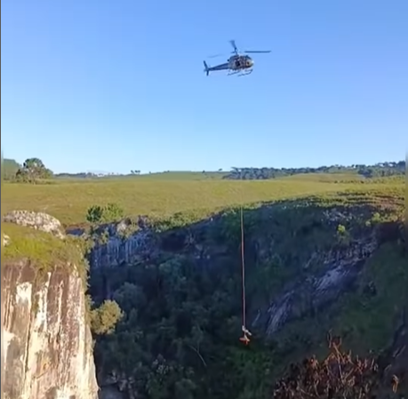 Homem que praticava caiaque fica preso na Garganta do Diabo e é resgatado de helicóptero; veja vídeo
