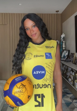 Rebeca Andrade recebe presente e posa com camisa de time de vôlei mineiro
