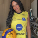 Rebeca Andrade recebe presente e posa com camisa de time de vôlei mineiro