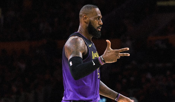 Jornalista crava tempo de recuperação de LeBron James após lesão