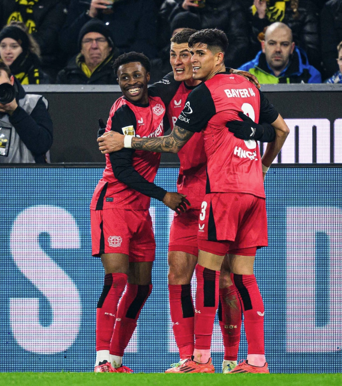 Bayer Leverkusen vence Borussia Dortmund e segue na cola do líder da Bundesliga