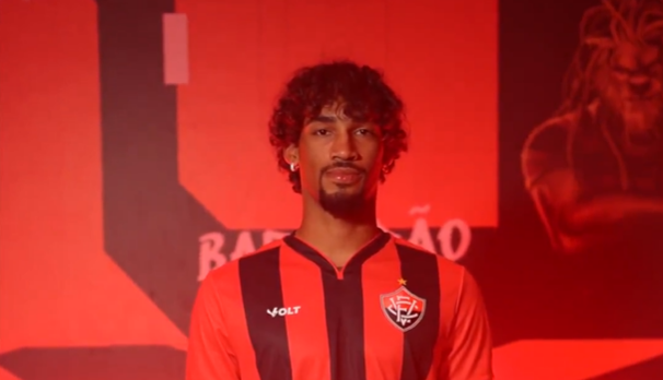 Vitória anuncia contratação de atacante que estava em clube da Espanha