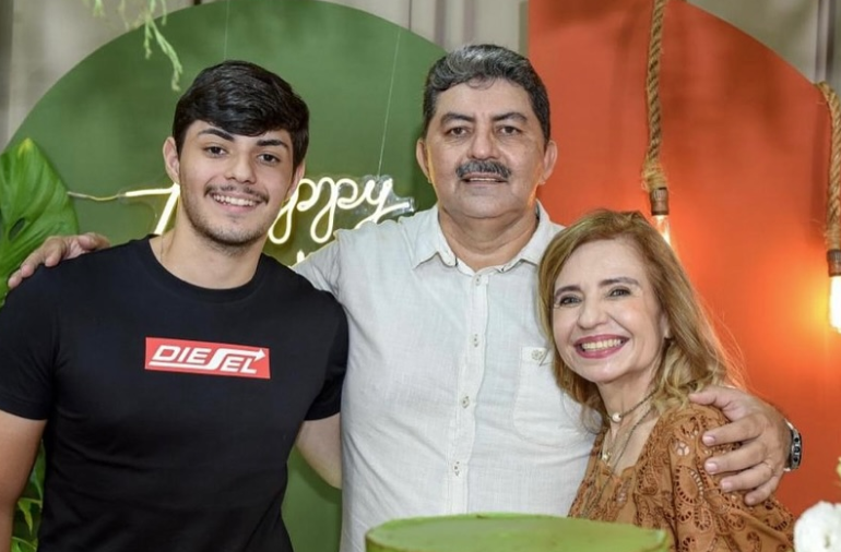 Prefeita nomeia filho, marido e sobrinha como secretários em cidade no interior do Ceará