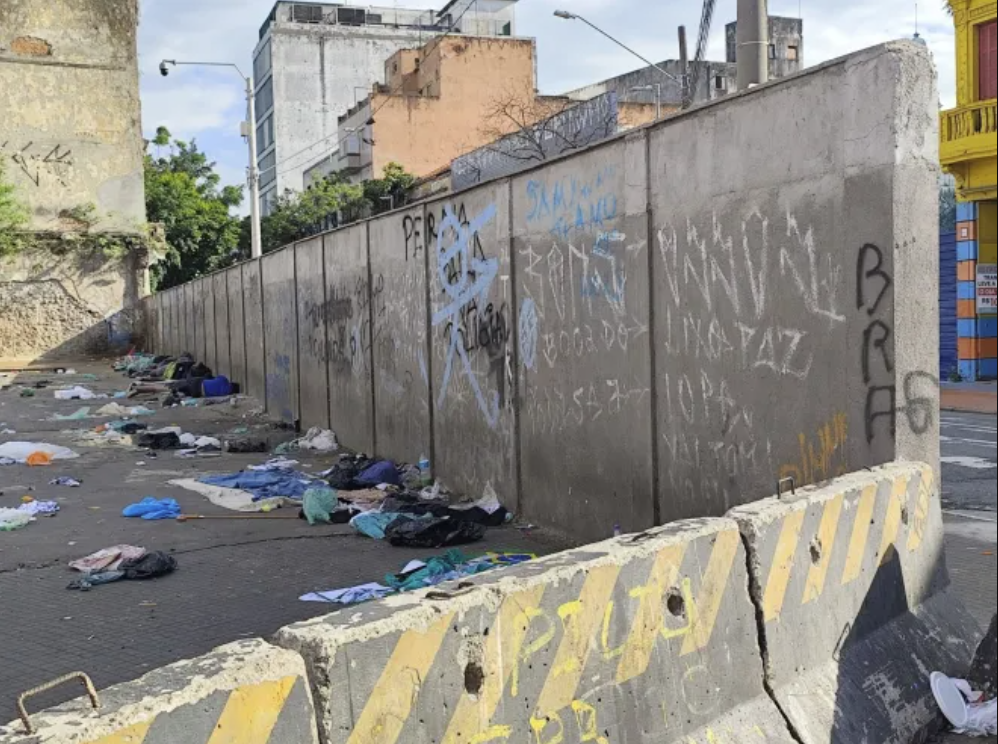 Prefeitura de São Paulo coloca muro de 40 metros e isola Cracolândia