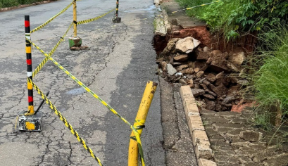 Rua é interditada em Ouro Branco por risco de erosão e tráfego é desviado