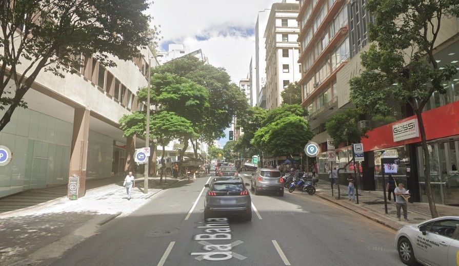 Motociclista de app foge após atropelar pedestre e garupa cair da moto no Centro de BH