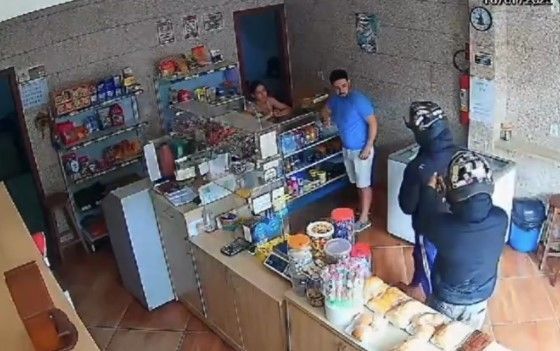 Vídeo flagra assalto à mão armada em padaria no interior de MG; um foi preso; veja