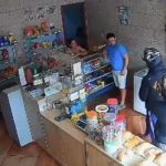 Vídeo flagra assalto à mão armada em padaria no interior de MG; um foi preso; veja