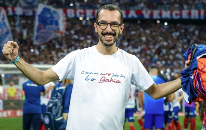 Bahia homenageia jornalista e funcionário do clube morto por câncer aos 34 anos