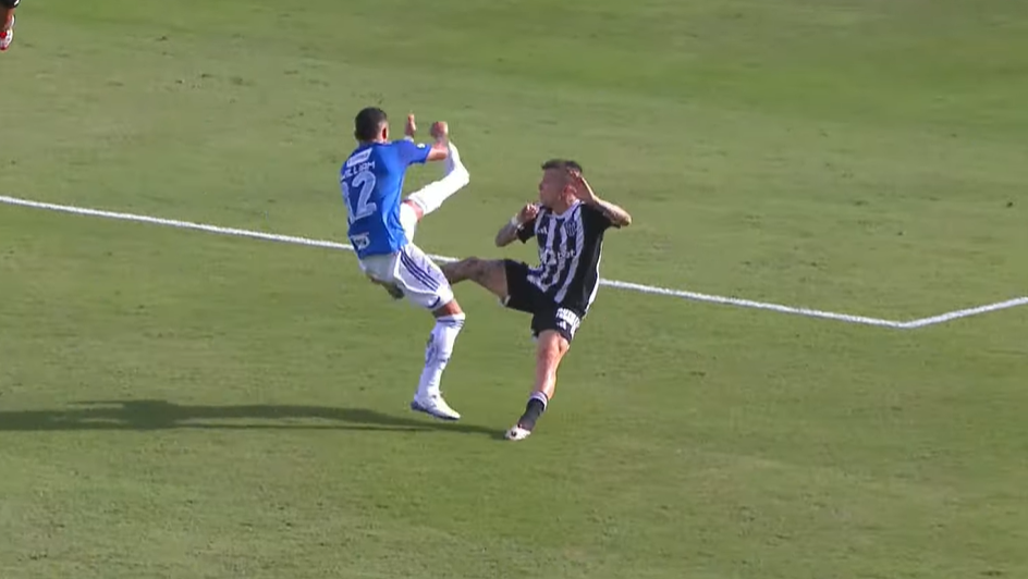 William, do Cruzeiro, deveria ter sido expulso por entrada em Bernard? Márcio Rezende analisa