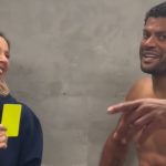 Ex-árbitra mostra cartão a Hulk, do Atlético, que reage: 'Nem reclamei'