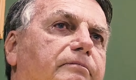 Bolsonaro chora ao assistir posse de Trump pela TV; veja o vídeo
