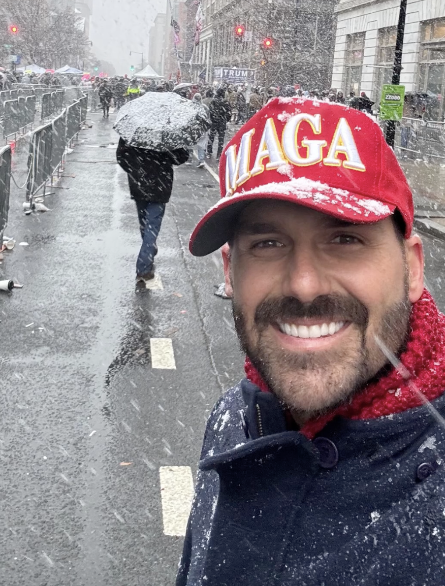 Eduardo Bolsonaro mostra frio e manifestação contra Trump em Washington