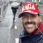 Eduardo Bolsonaro mostra frio e manifestação contra Trump em Washington