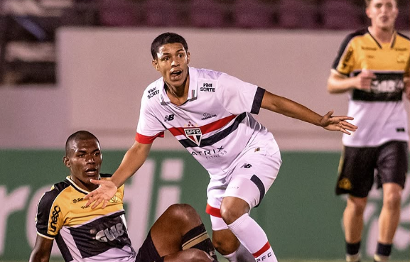 Atacante brilha, São Paulo vira sobre o Criciúma nos acréscimos e vai à final da Copinha