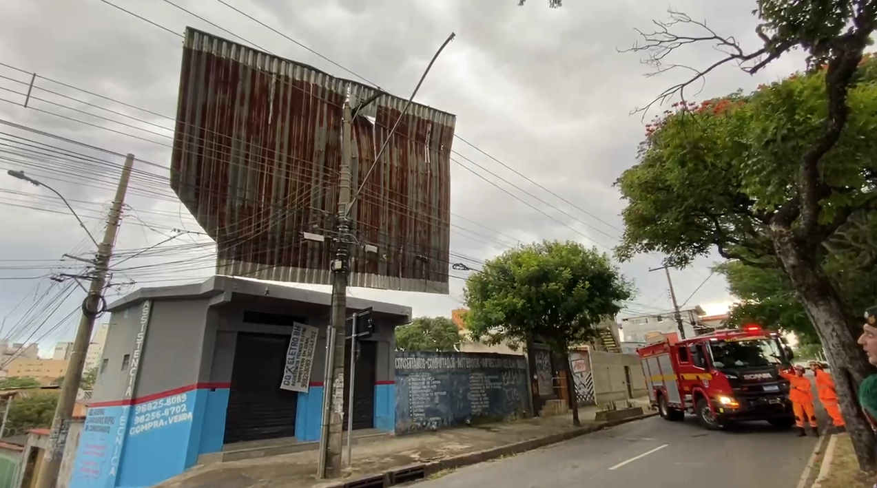 Telhado de imóvel é arrancado pelo vento durante temporal, atinge a rede elétrica e causa transtornos em BH