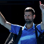 Djokovic sente dores, abandona semifinal e sai vaiado no Australian Open