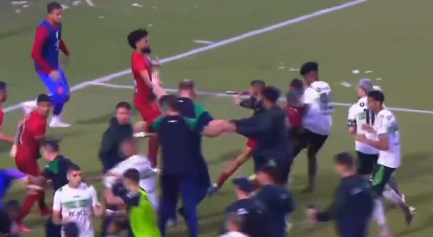 Fim de jogo entre Coritiba e Athletico-PR é marcado por confusão generalizada