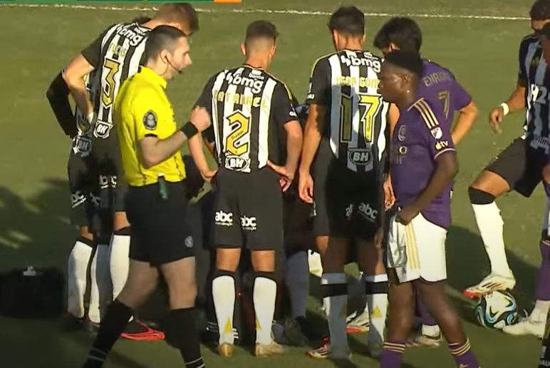 Atacante do Atlético deixa jogo com dores no joelho e vira preocupação