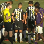 Atacante do Atlético deixa jogo com dores no joelho e vira preocupação