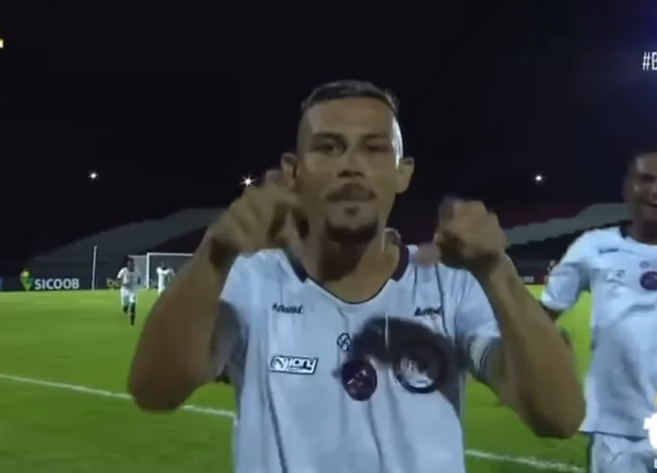 Atacante faz golaço em Estadual e dispara: 'Sou bom, meu empresário que é ruim'