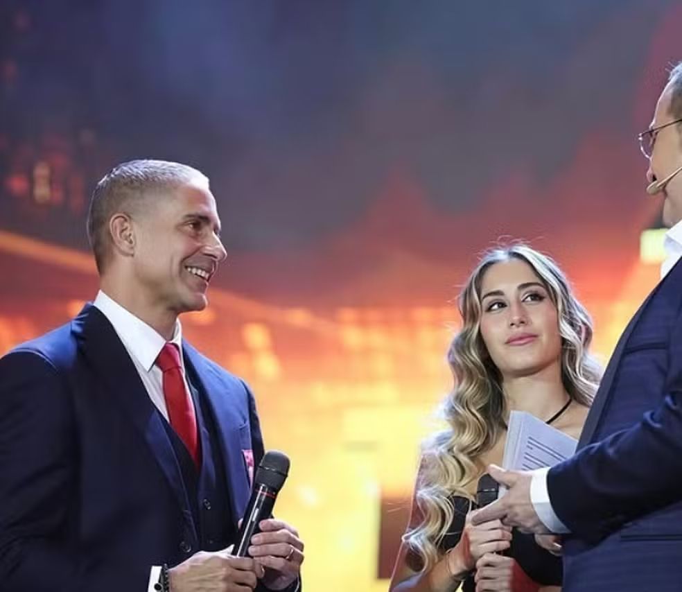 Vídeo: ex-técnico do Corinthians faz apresentação musical em premiação europeia