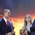 Vídeo: ex-técnico do Corinthians faz apresentação musical em premiação europeia