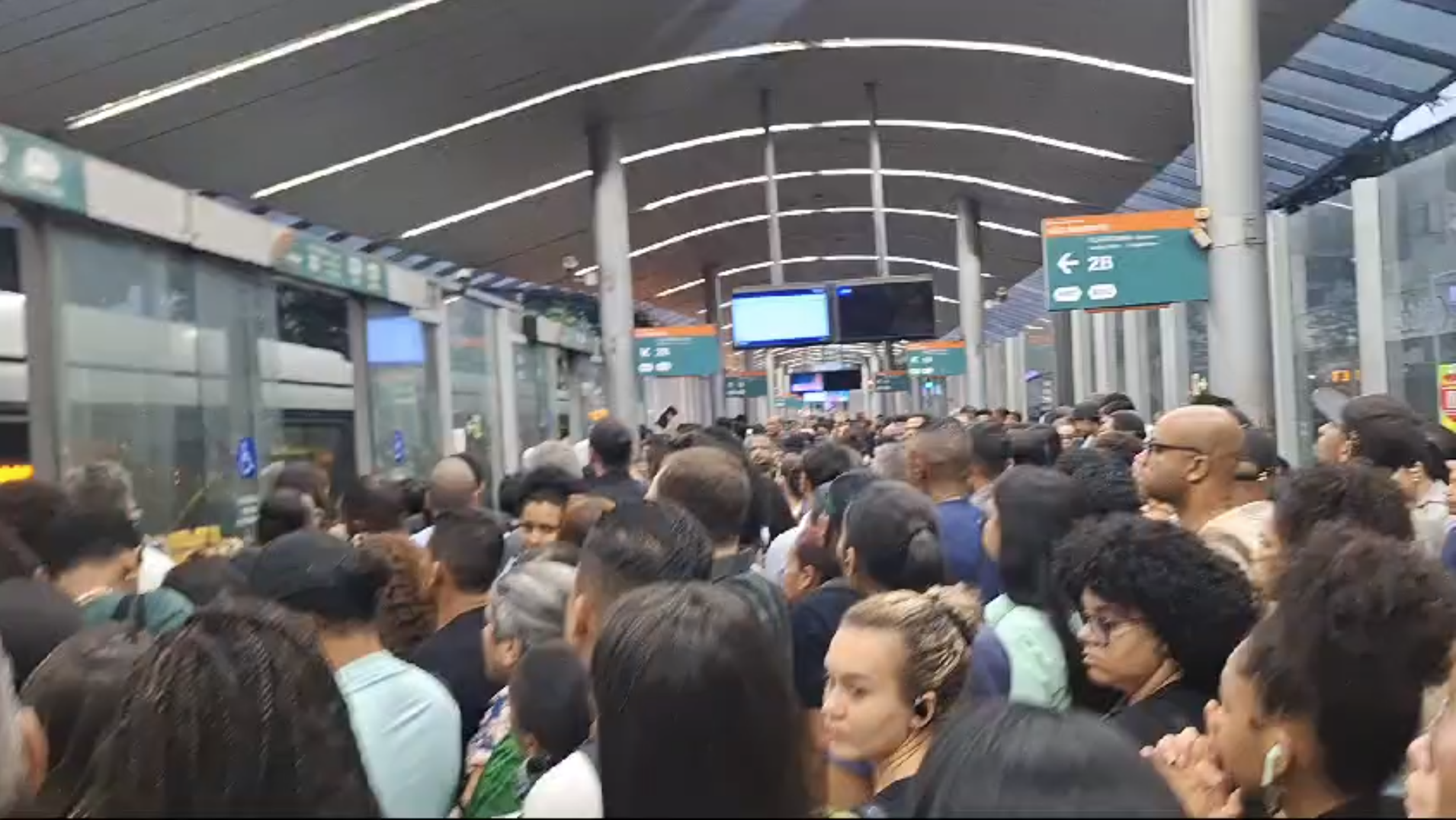 Passageiros reclamam de superlotação em estação do Move em BH: 'Impraticável'