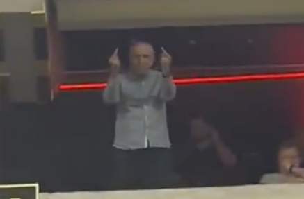 Presidente do Athletico-PR gera revolta ao fazer gesto obsceno para torcida; assista