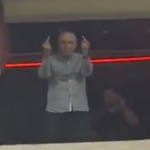 Presidente do Athletico-PR gera revolta ao fazer gesto obsceno para torcida; assista