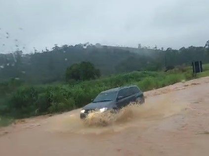 Vídeo: chuva forte alaga trecho da BR-040 e interrompe os dois sentidos da rodovia em Barbacena (MG)