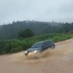 Vídeo: chuva forte alaga trecho da BR-040 e interrompe os dois sentidos da rodovia em Barbacena (MG)