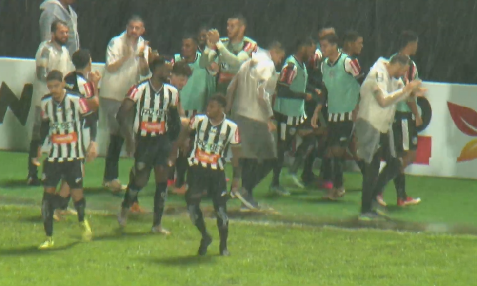 Com show de meia e gol de ex-Cruzeiro, Athletic atropela Villa Nova pelo Mineiro