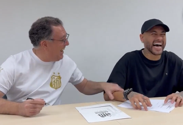 Neymar assina contrato com o Santos; assista ao vídeo