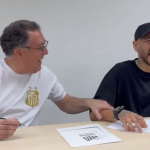 Neymar assina contrato com o Santos; assista ao vídeo