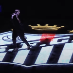 Ex-BBB faz show no gramado da Vila Belmiro em apresentação de Neymar