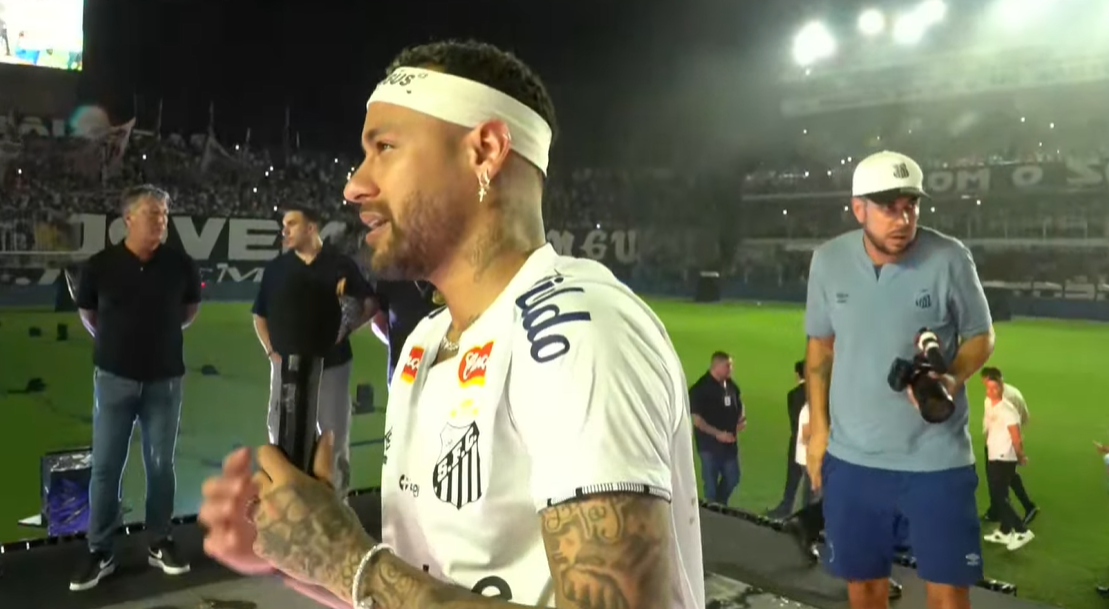 Neymar resgata tradição e usa icônica faixa em apresentação no Santos