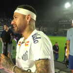 Neymar resgata tradição e usa icônica faixa em apresentação no Santos
