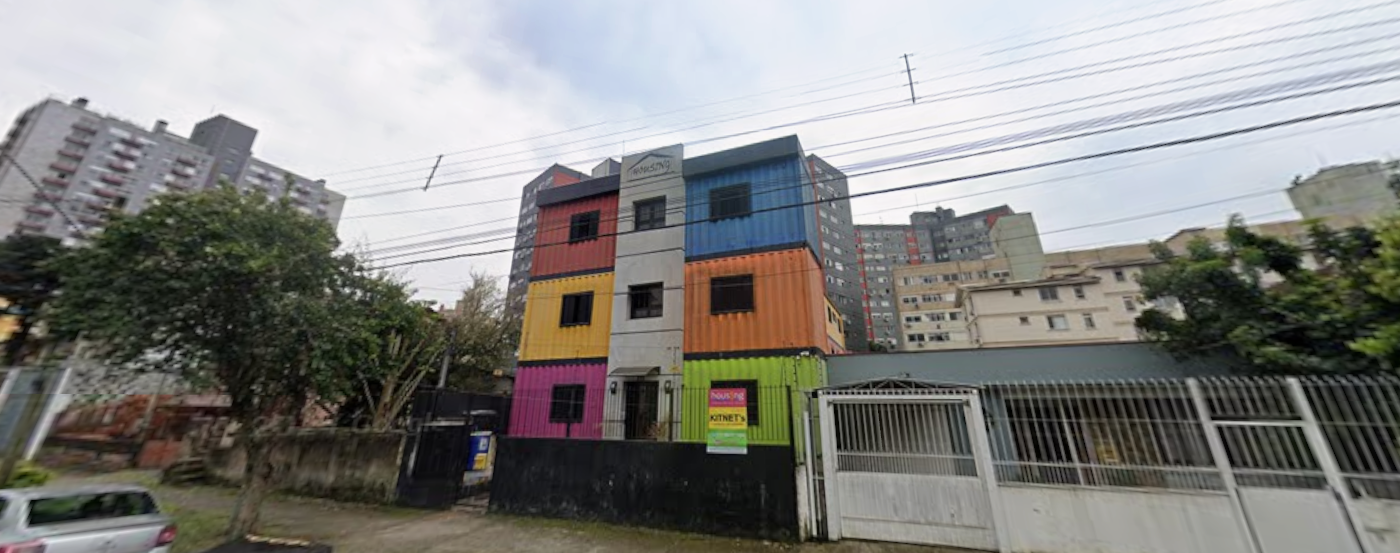 Condomínio de contêineres é atingido por incêndio em Porto Alegre