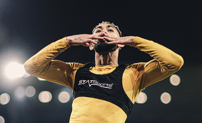 Atacante brasileiro renova com cube inglês após gol na Premier League
