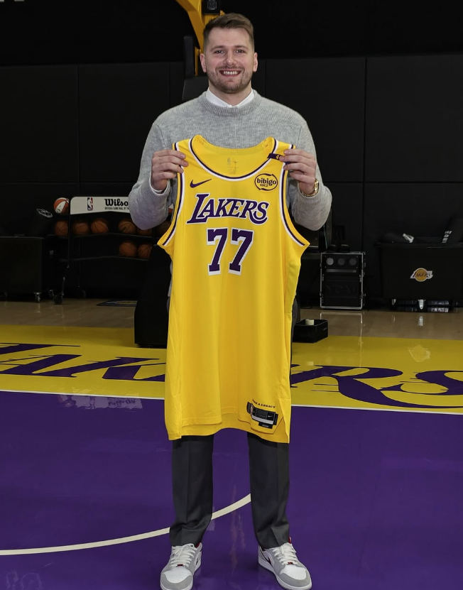 Luka Doncic é apresentado nos Lakers e admite choque com troca: 'Não acreditei'
