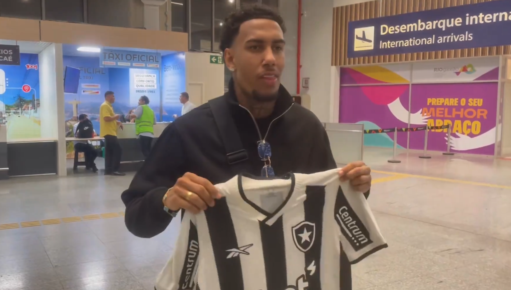 Rwan Cruz desembarca no Rio para assinar com o Botafogo