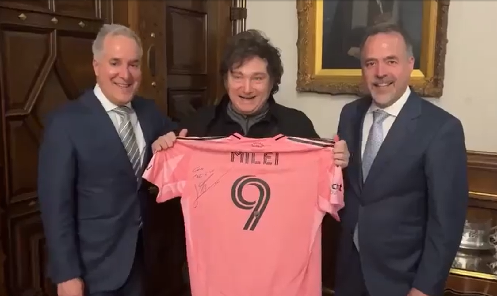 Messi presenteia Javier Milei, presidente da Argentina, com camisa autografada