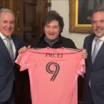 Messi presenteia Javier Milei, presidente da Argentina, com camisa autografada