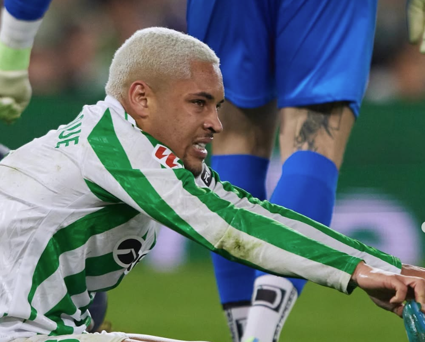 Sem espaço no Betis, Vitor Roque pode ser negociado pelo Barcelona, diz jornal