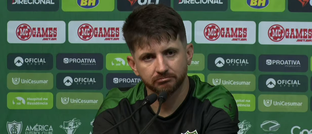 Técnico do América fica na bronca com arbitragem após derrota para o Tombense no Mineiro